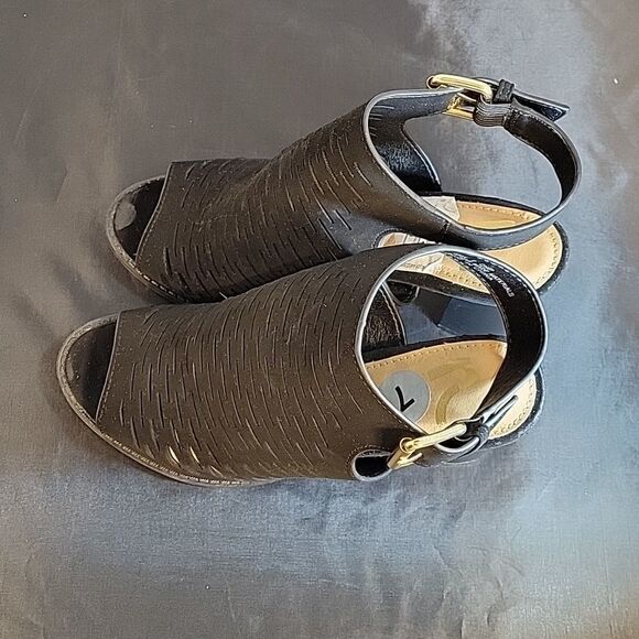 REPORT CUTOUT DESIGN DETAILS PEEP TOE ANKLE STRAP GOLD BUCKLE SANDAL - Picture 6 of 14